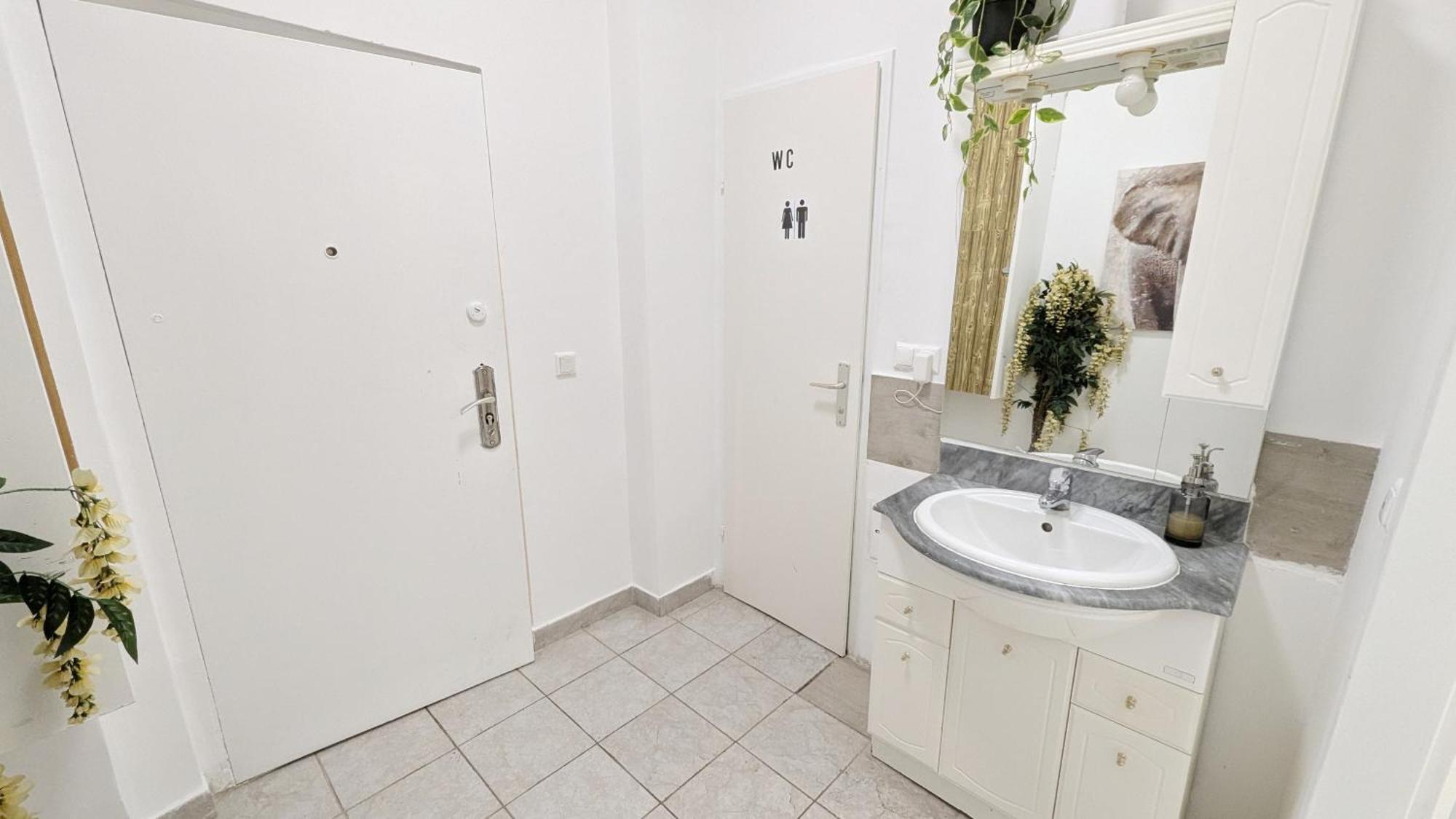Comfortable In Lugner City Area Privatunterkunft